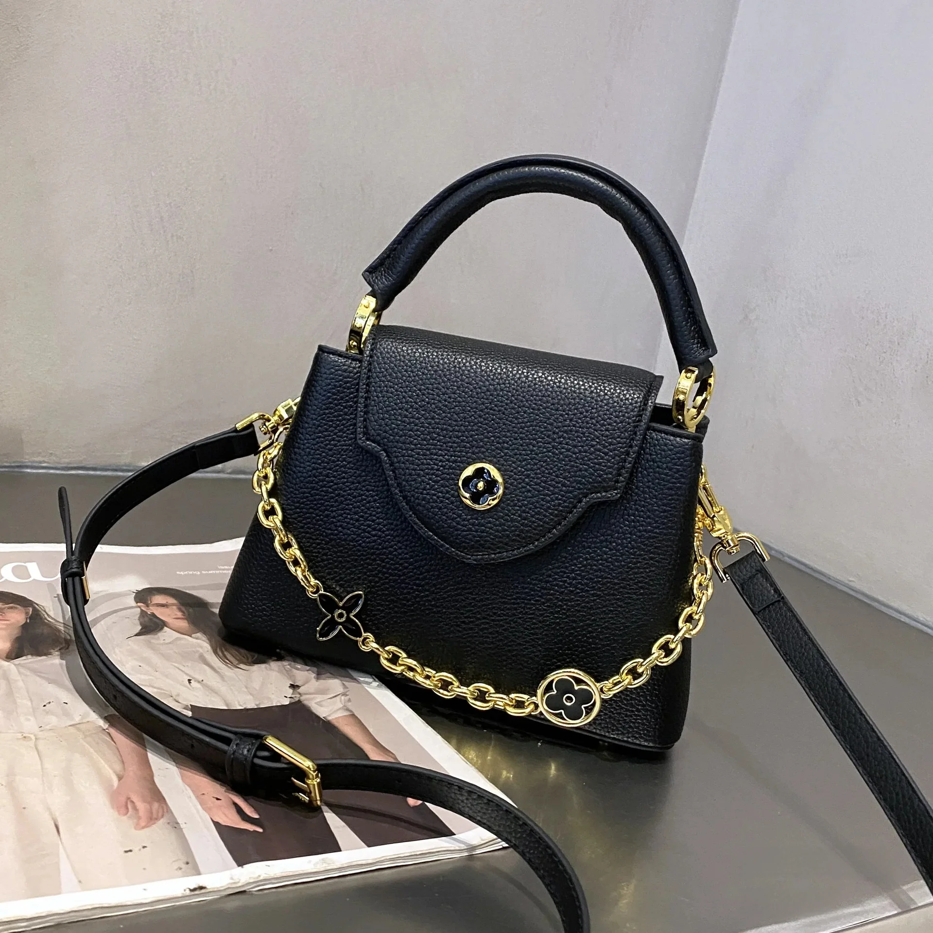 حقيبة يد للسيدات على شكل حرف V حقيبة كتف ناعمة حقي...