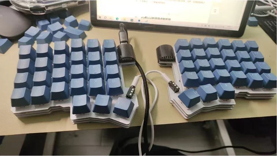 組立済み入門機】54キー◇左右分割型◇メカニカルキーボード Silakka54