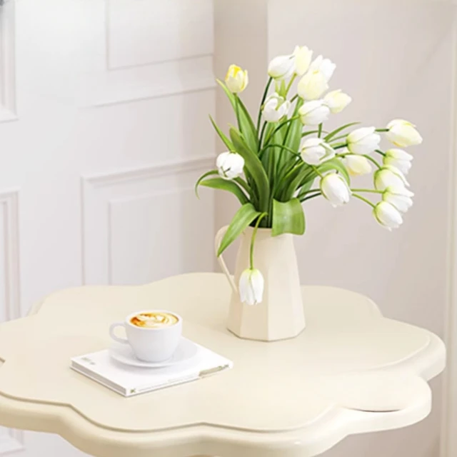 현대적 유행의 절정: 스탠딩 티 소파 테이블