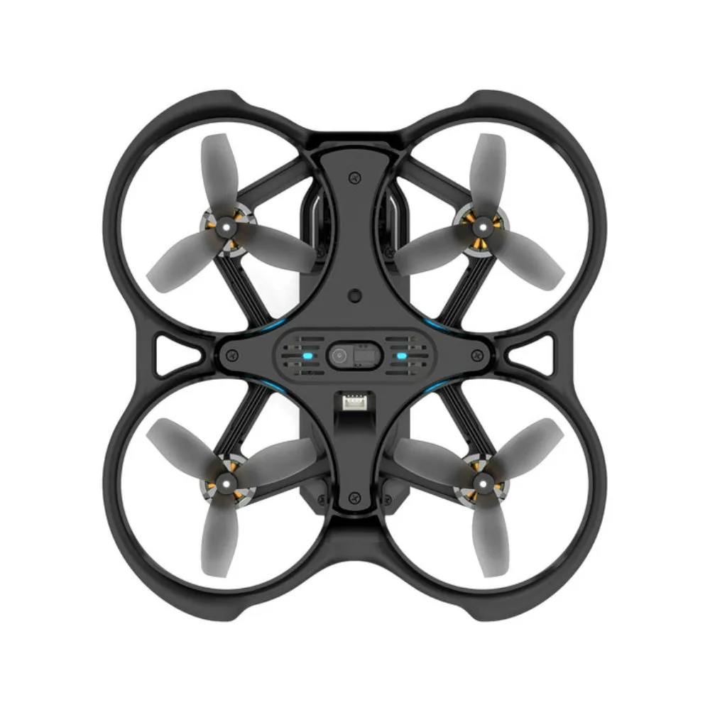 Vue rapprochée du drone FPV Aquila16 sans balais avec ses hélices et sa caméra.