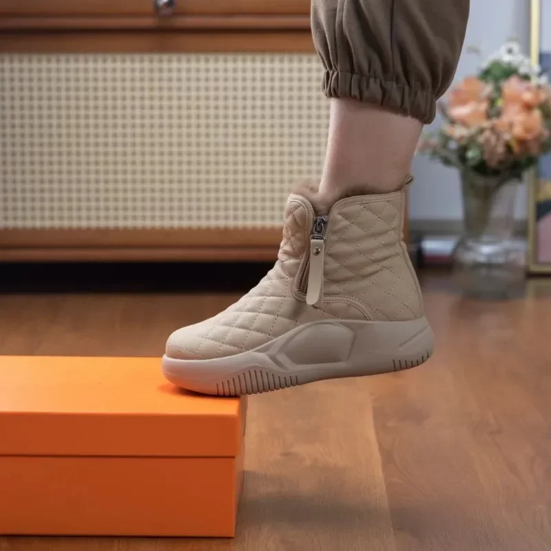 

Лидер продаж 2024, модная зимняя обувь, женские теплые однотонные ботинки для снега с круглым носком, простые однотонные ботинки на низком каблуке для женщин