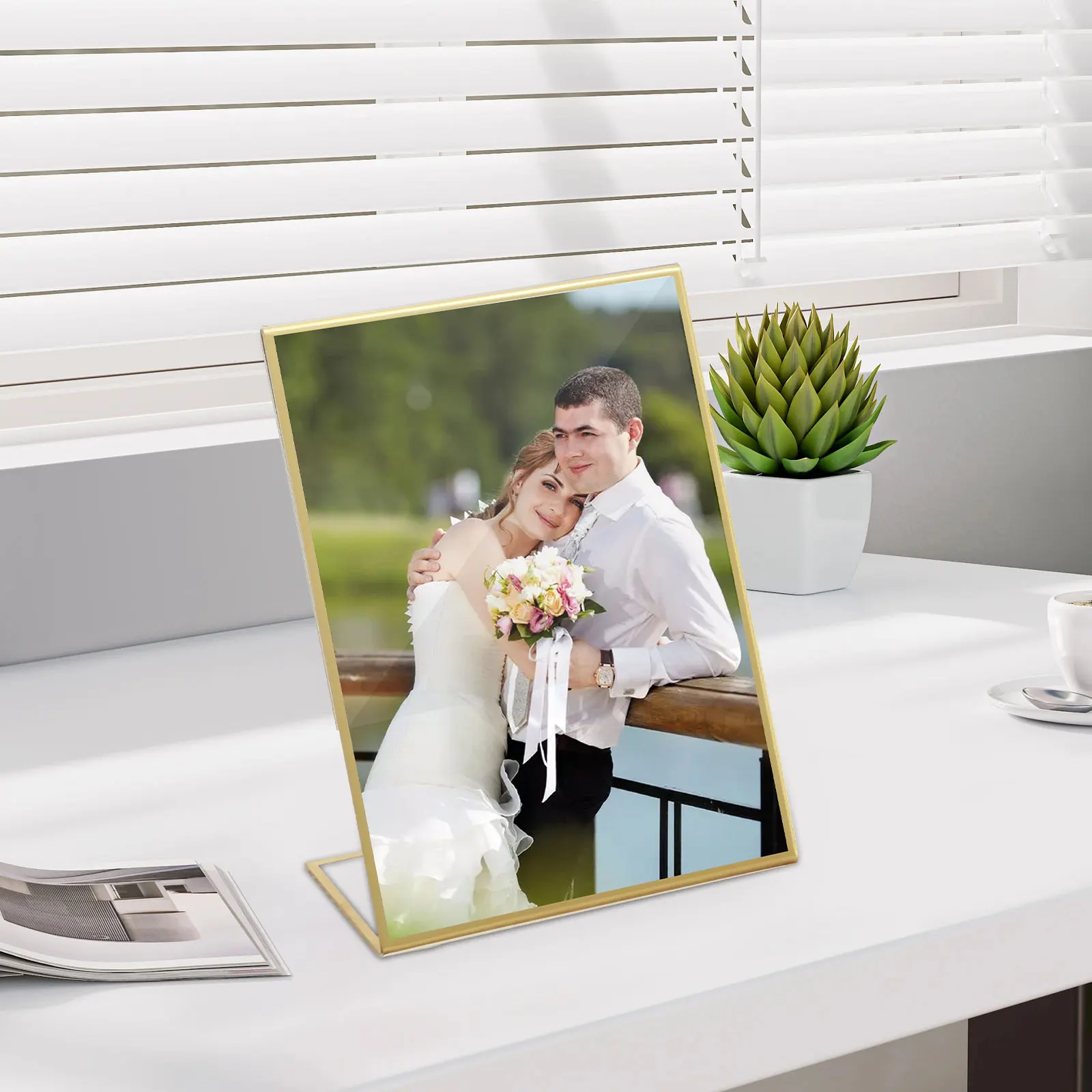 Place Card Holders Acrylic Sign Holders Gold Borders Acrylic Sign Holder Picture Frame Display Stand Clear Paper Holder Table Number Menu Stands for Wedding Restaurant