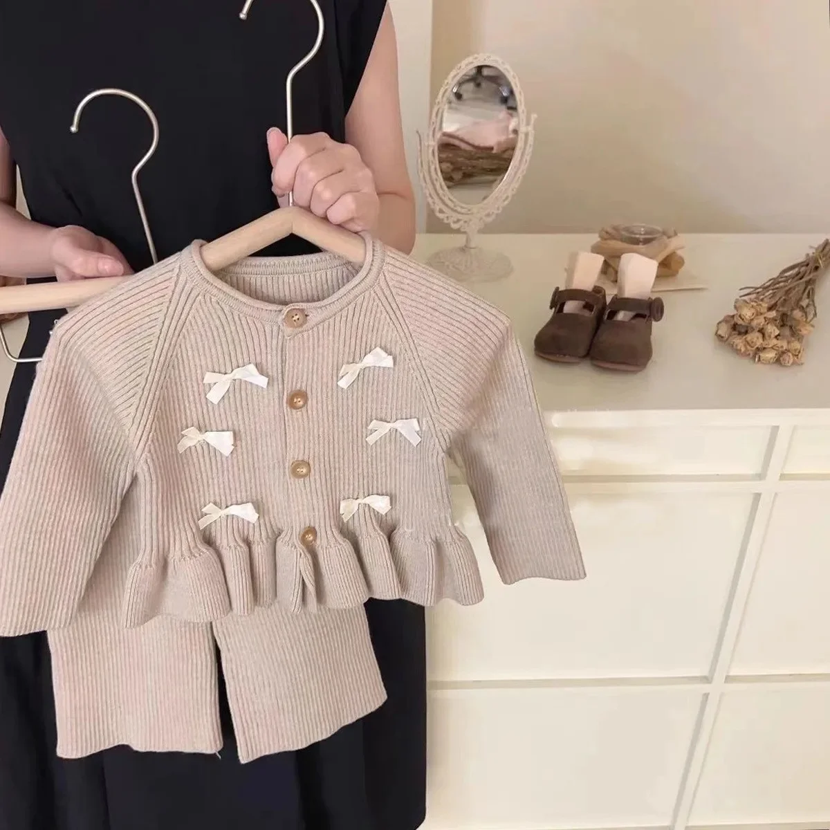 Multi-bow knitted suit