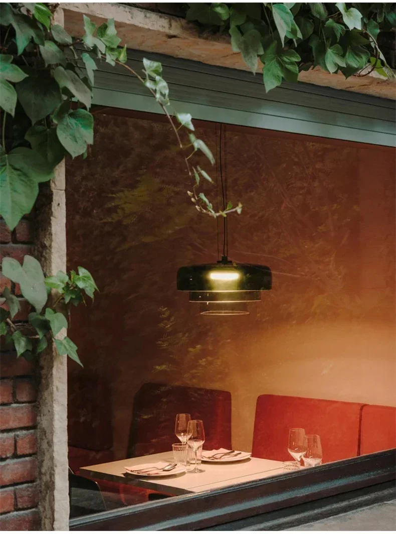 Suspension lumineuse dans un intérieur moderne