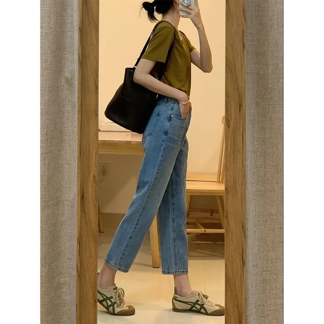 여성의 밝은 여름 의상에 완벽한 높은 허리 스트레이트 청바지