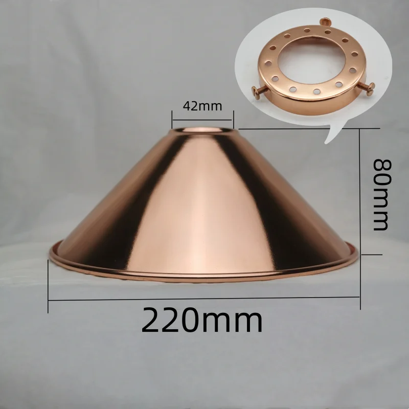 Lampadario con paralume in metallo scavato per la decorazione della