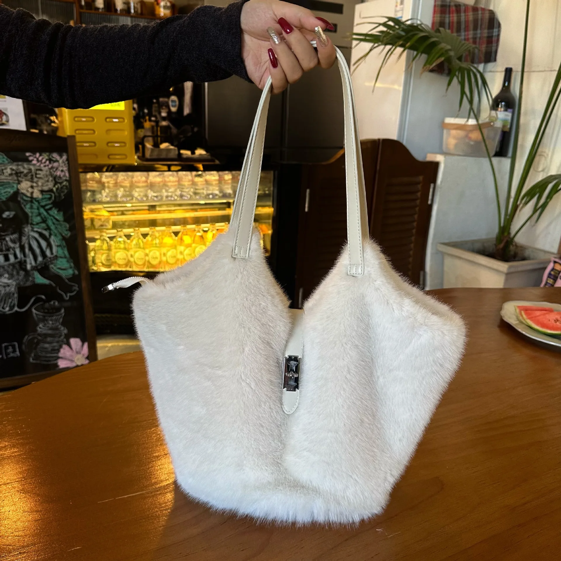 New Plush Handbag for Autumn and Winter 2025 Luxury Soft Half Moon Bag Faux Fur Underarm Bag Cute Lockable Single-shoulder Bag