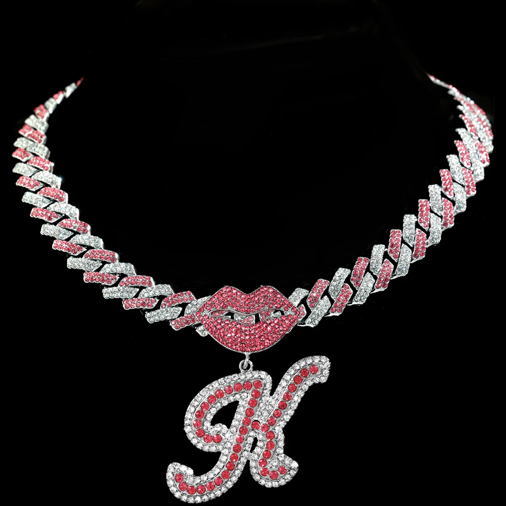 Collar único de cadena cubana rosa con colgante de letra de diamantes de imitación: joyería de moda.
