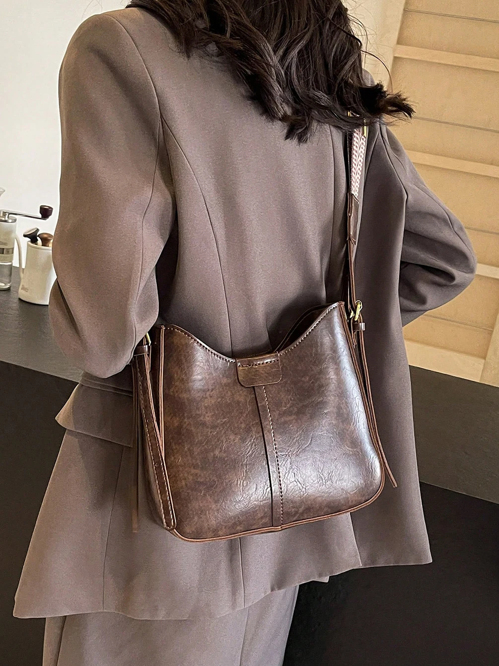 Versatile retro crossbody shoulder bag in solid color with textured design – women’s daily fashion accessory. 45789