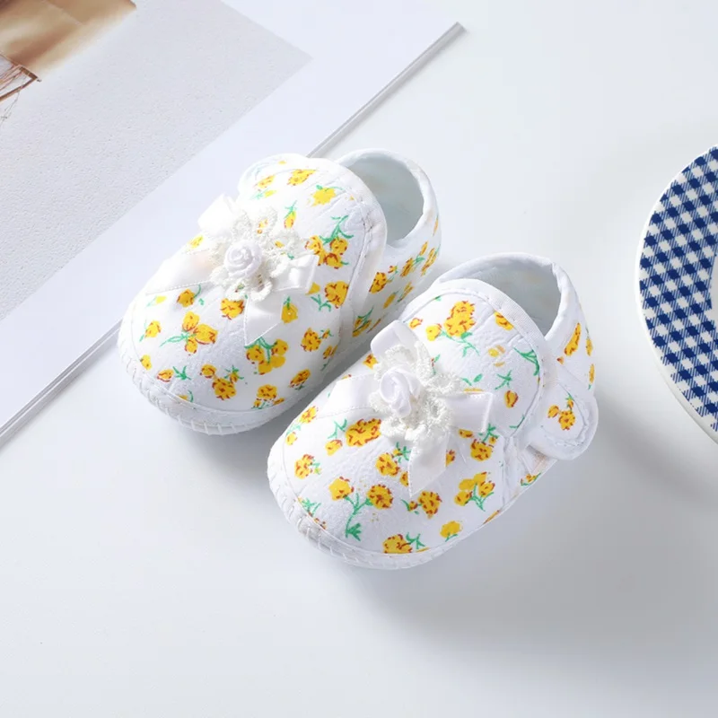 0-1 Year Old Girls' Shoes Love Decoration Floral Soft Sole Cloth Shoes Versatile And Non Slip Baby Walking Shoes 3