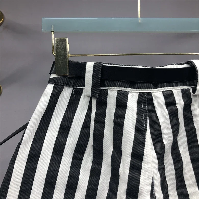 Black and White Striped Denim Shorts 2023 Summer New High Waist Slimming Pocket A- Line Wide-Leg Booty Shorts Streetwear Women