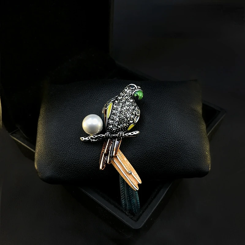 Upscale Retro Brooch Women's Elegant Parrot Corsage Luxury Coat Animal Pin Korean Versatile Accessories Rhinestone Jewelry Gifts