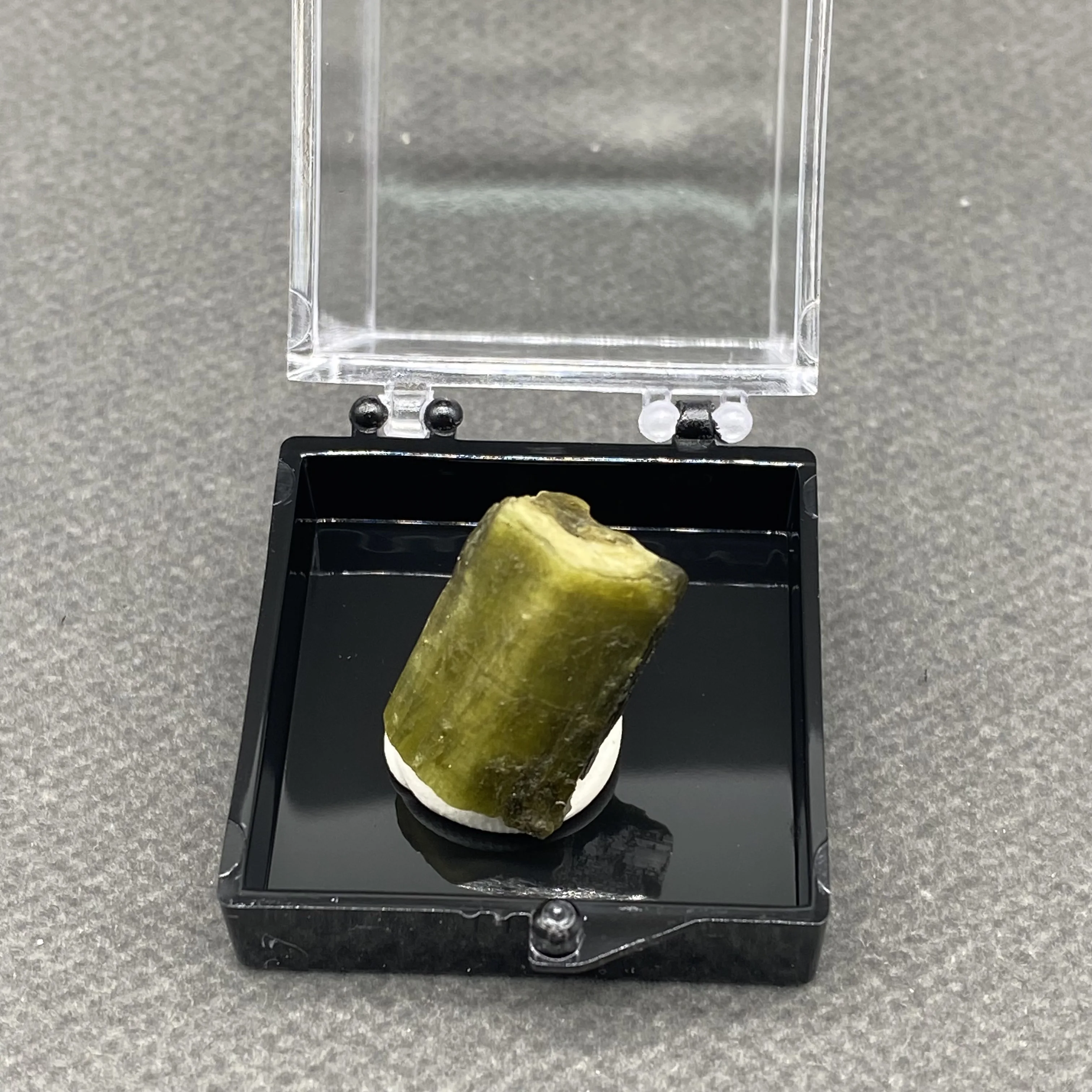 100%  Natural Green tourmaline Mineral Specimens Stones and Crystals Healing Crystal   +Box size:35*35*35 mm