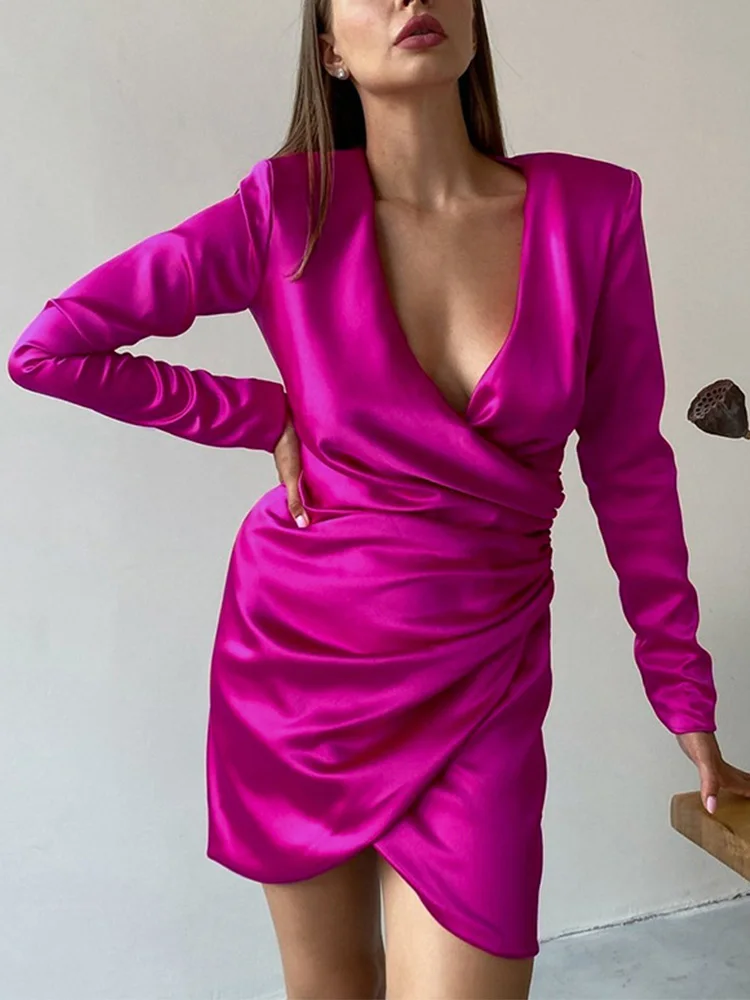 Атласное женское мини-платье с запахом V-образным вырезом и длинным рукавом