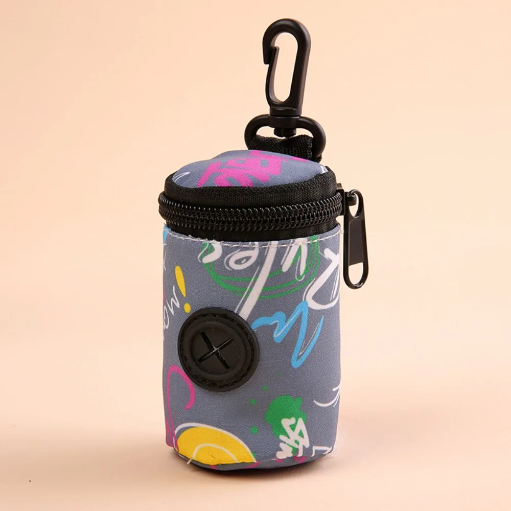 thumbnail image 1 of Dispensador de bolsas para excrementos de perro, colgante, accesorio portátil para pasear perros, soporte para bolsas de basura, bonito organizador de bolsas de basura con cremallera, suministros para, 1 of 5