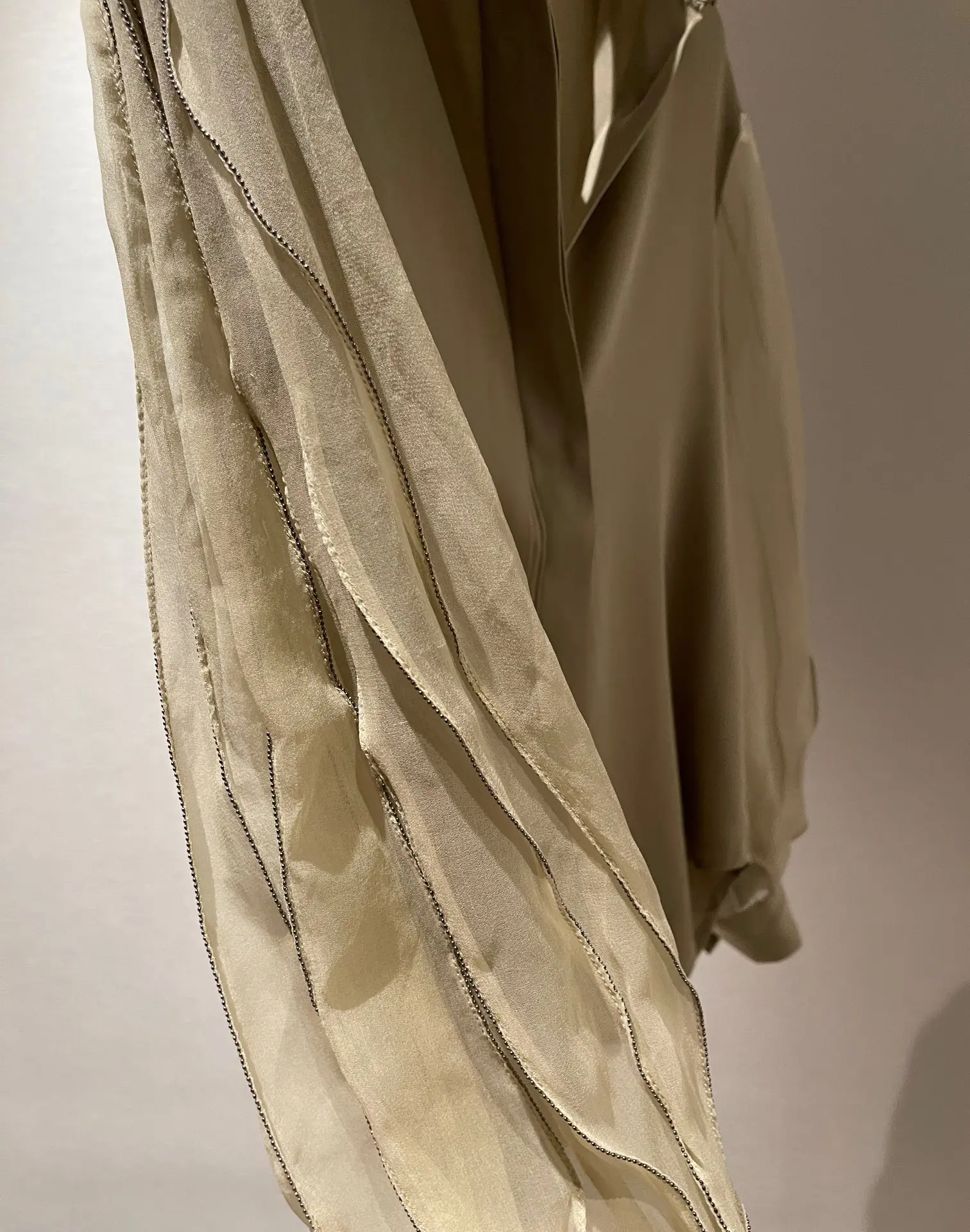 Рисунок 3 - Шелковая рубашка с длинными рукавами и бусинами