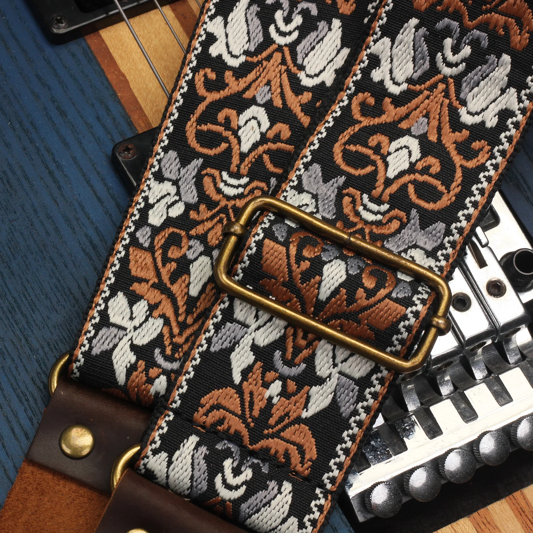 Guitar Strap Vintage Flowers Guitar Strap Belt With Tail Nail Pick Bohemia Woven Embroidery Fabrics Genuine Leather Head Guitar Bass Strap
