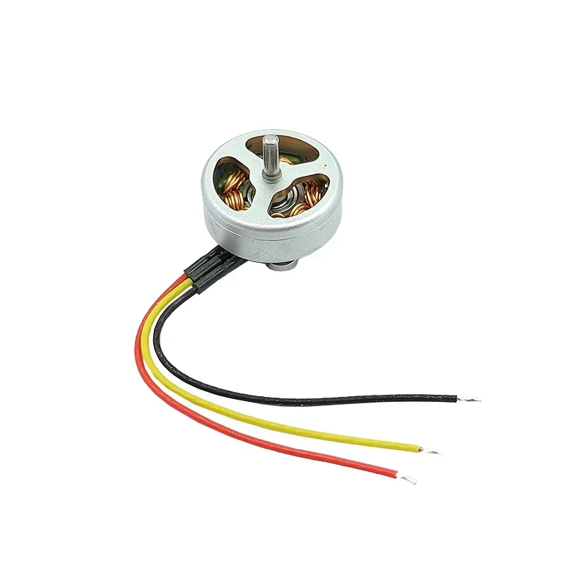 Moteur brushless 1103 15000KV installé sur un bras de drone RC prêt pour le vol