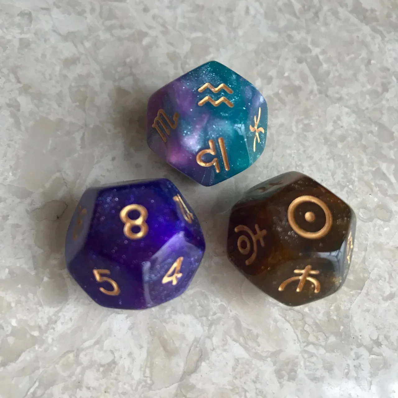 Acrylic Dice Game Dice Dice Set 3PCs Multicolor 12 Sided Constellation Dice Set Resin Astrology Zodiac Signs Dice for Astrologers Constellation Divination Toys