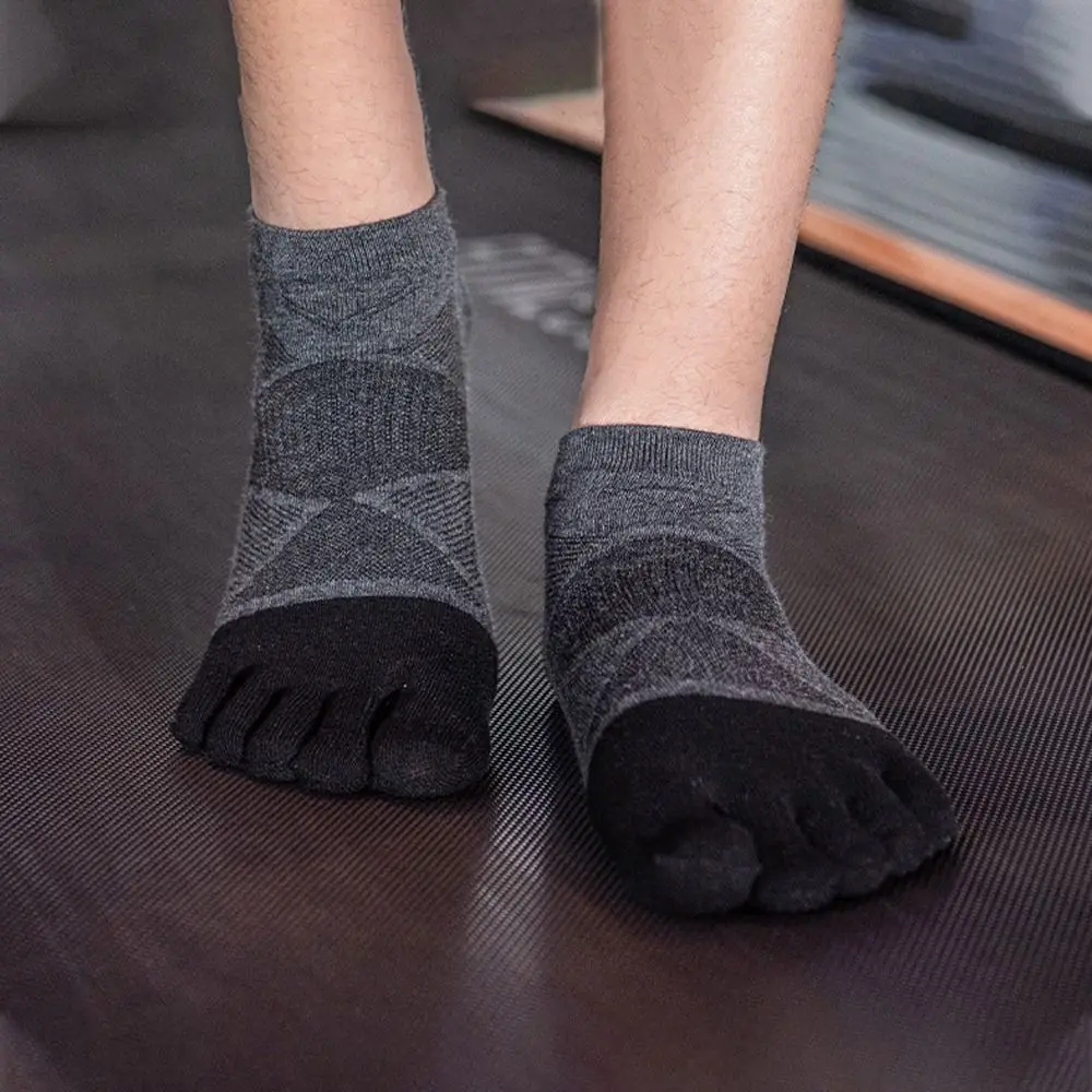 

New Fashion Cotton Short Five Toe Socks Breathable Sports Football Running Anti-slip Ankle Sock for Male Hosiery
