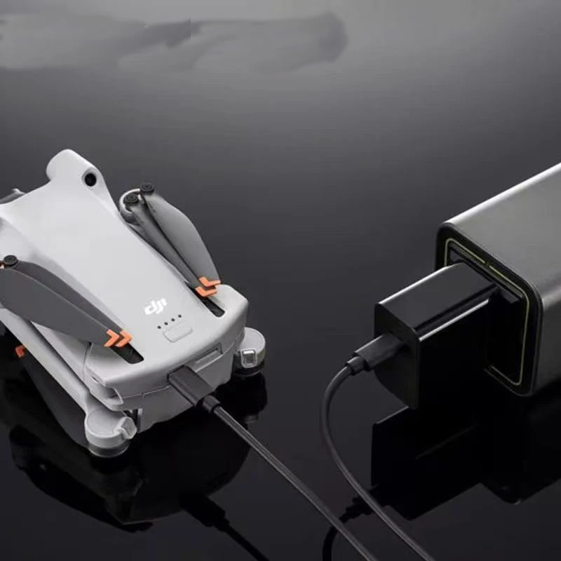 Pack de deux batteries Haute Capacité pour Mini 3, câble de charge inclus, vue d'ensemble du kit.