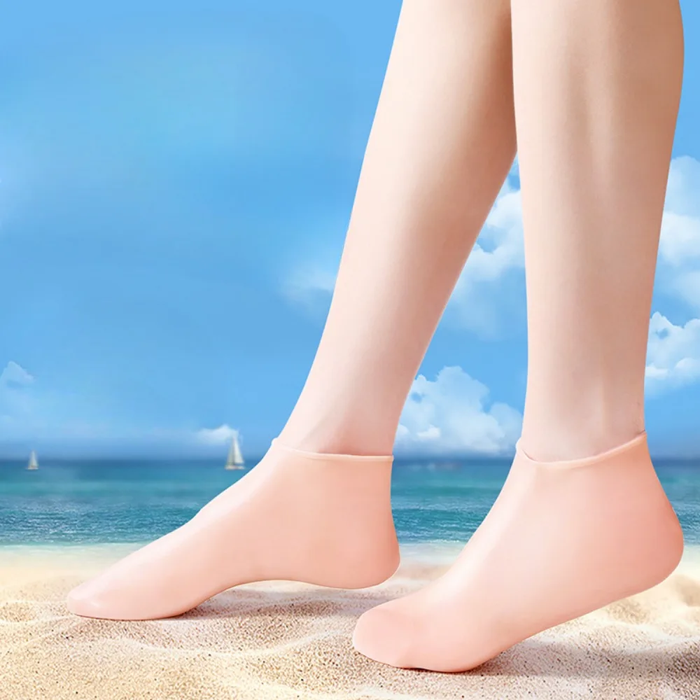 남성과 여성을 위한 2개의 실리콘 발 관리 양말, 보습 및 보호, 건조하고 갈라진 발뒤꿈치를 부드럽게 하여주는 필수 발 관리 도구