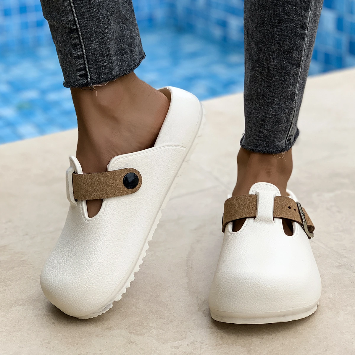 Fashion Clogs Platform Slippers Women Outdoor Anti-Slip Sandals Soft Soles Designer Shoes Waterproof Slippers Women Slides