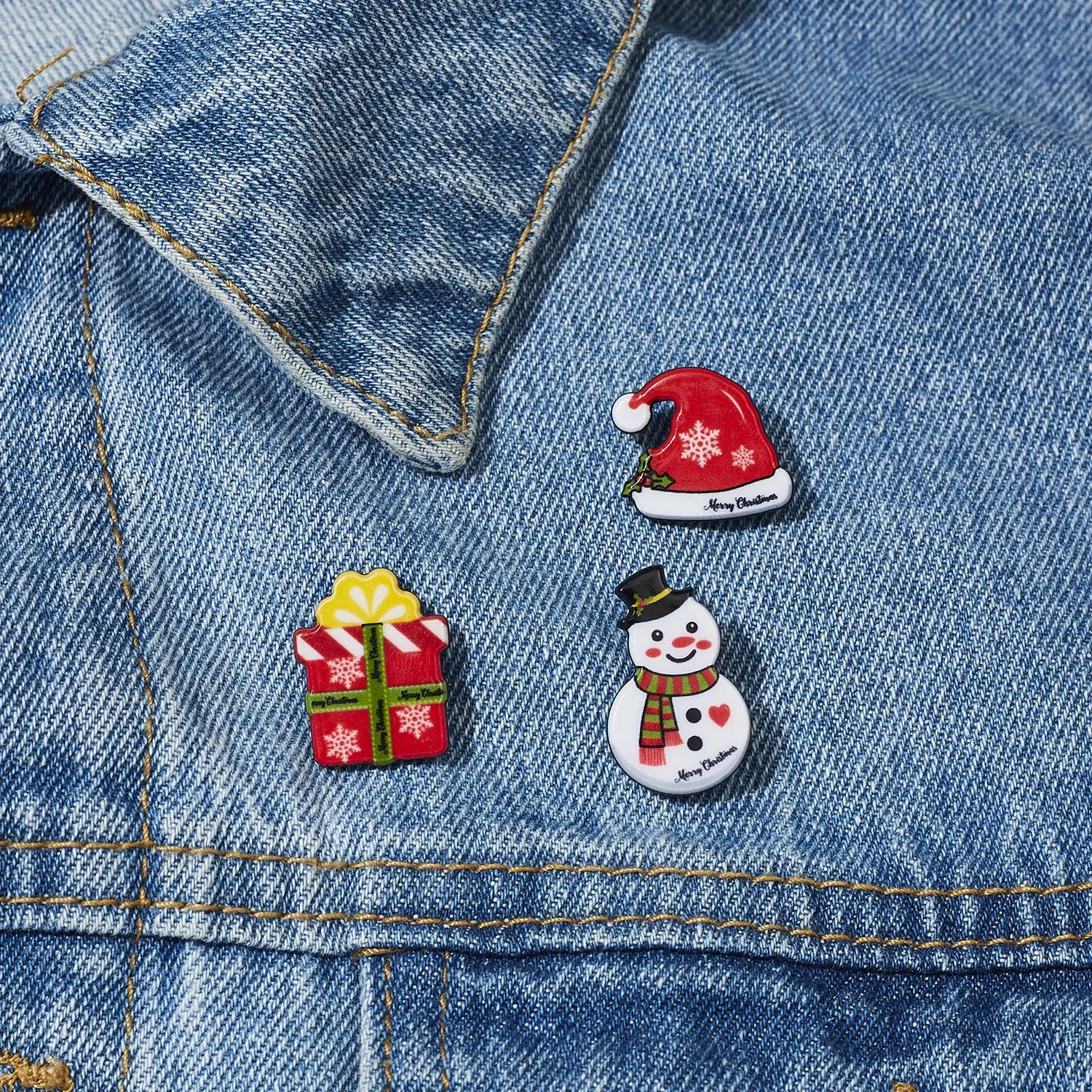 Klassisches süßes Cartoon-Weihnachtsserie-Broschen-Set für Damen, 3-teilig, Schneemann, Weihnachtsmann, Elch, Acryl-Pin, Party-Schmuckzubehör – Detail 9