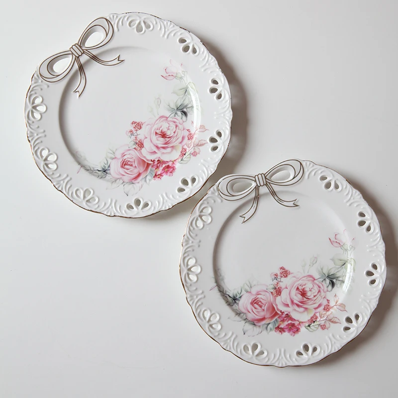 

Старая керамическая тарелка с бантом и цветком, десертная тарелка, домашняя тарелка