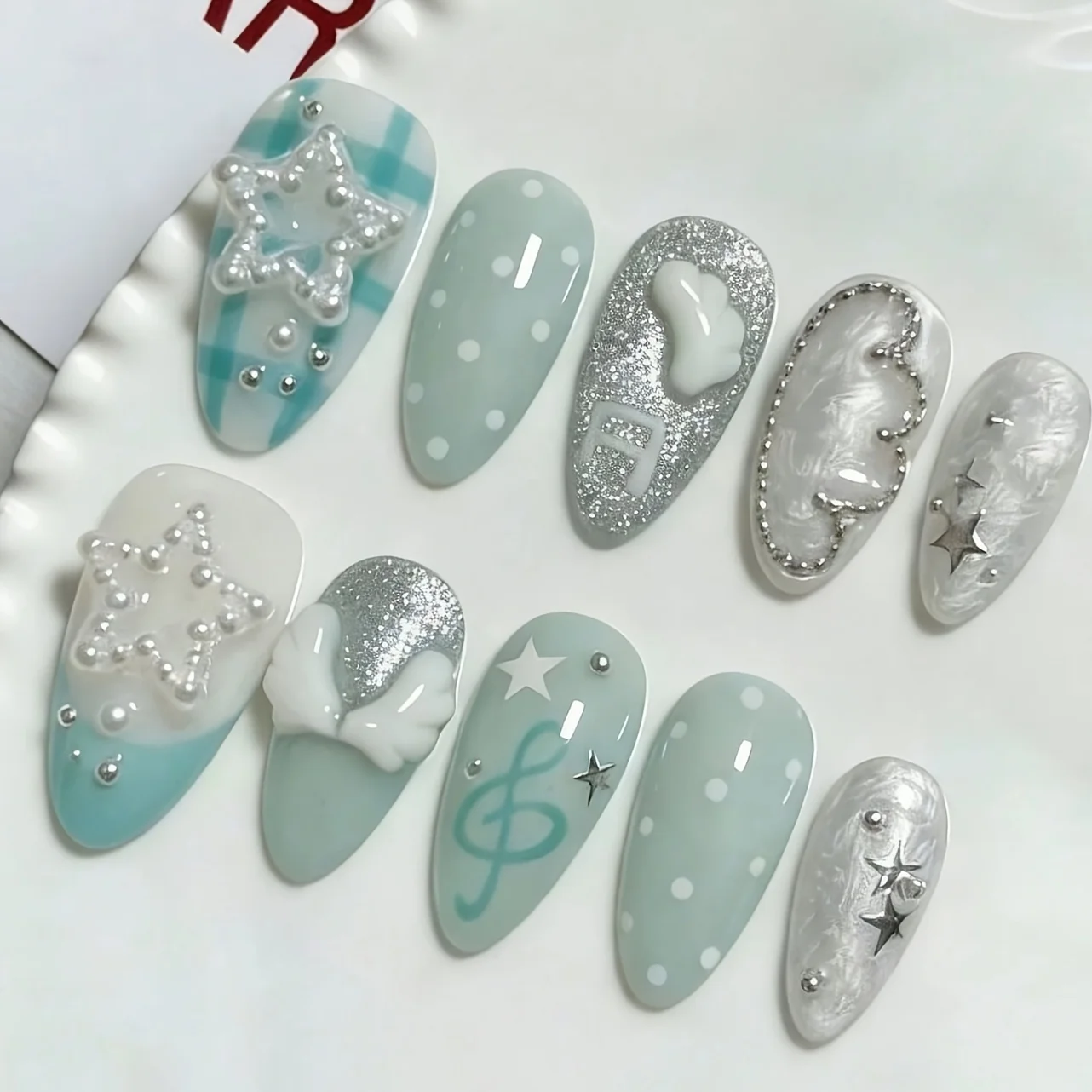 10 hand pressed almond shaped nails, beautiful fake nails, blue and white gradient wing notes, suitable for women to use