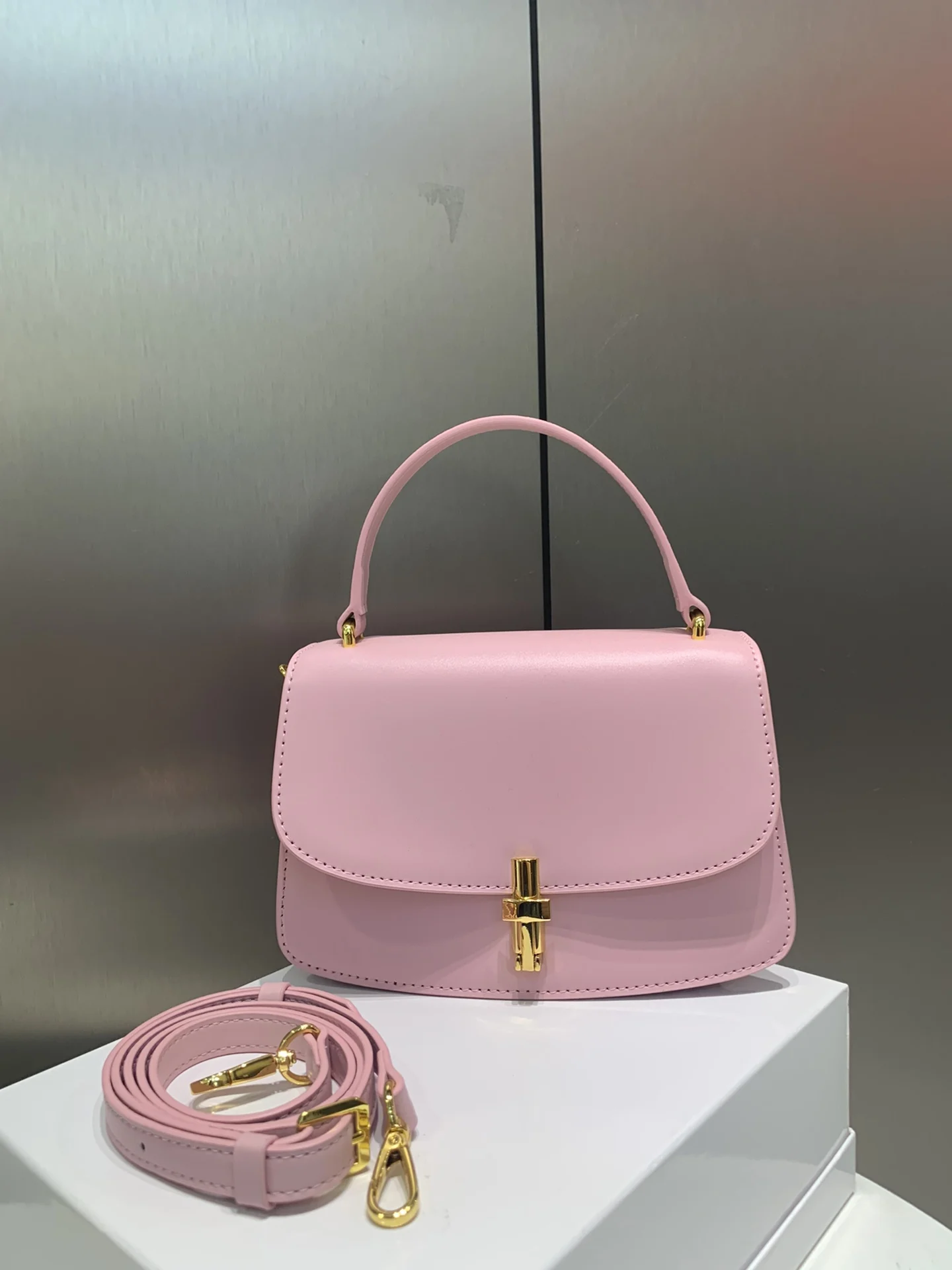 

The T-shaped Lock Saddle R0w Bag HighQuality Women's One Shoulder Oblique Straddle Bag Row Sofia Handbag Retro BOX Tofu Bag Lady