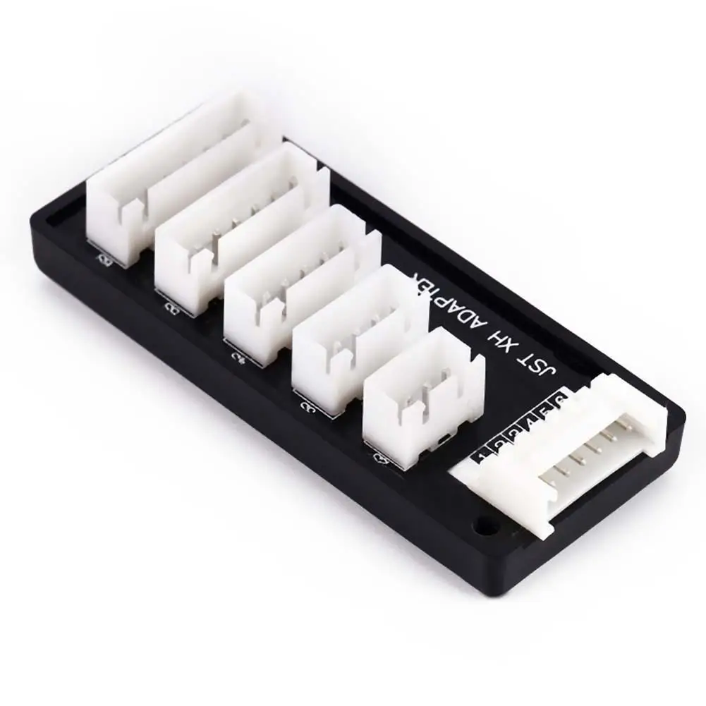 Empilement de chargeurs multiports USB compacts, solution de recharge pour professionnels et familles.