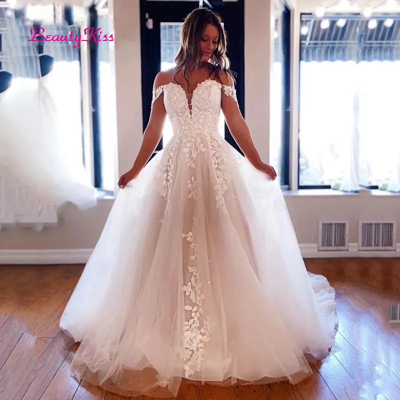 Off The Shoulder Wedding Dresses Appliqued Lace Princess Wedding Gowns Boho Buttons Back Bridal Dress for Women vestido de noiva