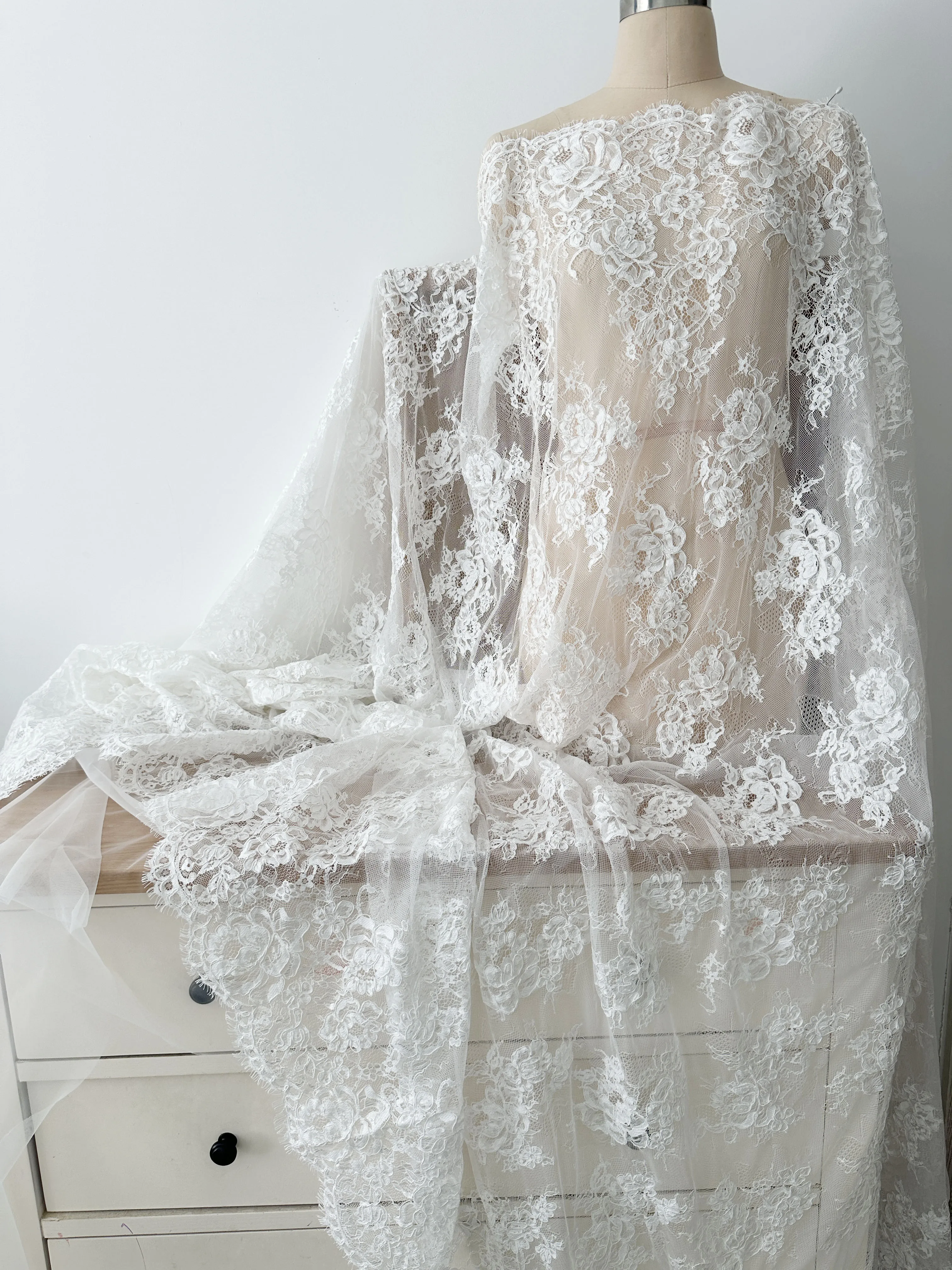 3 Yards französischer, fein geometrisch bestickter Alençon-Kleiderstoff, 150 cm breit, Stoff für Couture-Hochzeitskleider – Detail 5