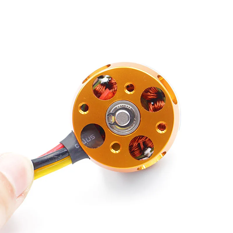 Moteur Brushless DYS D3536 monté sur un drone RC en vol