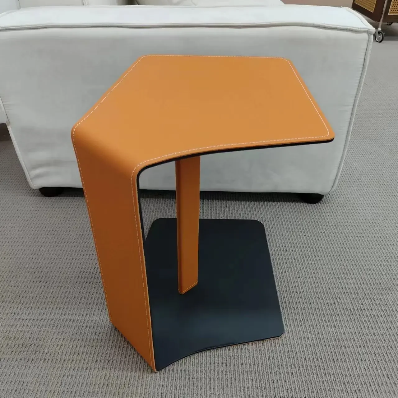 طاولة جانبية فاخرة جلد طبيعي إيطالي بتصميم عصري لغ...