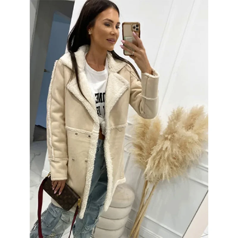 Рисунок 3 - Женское пальто с отложным воротником