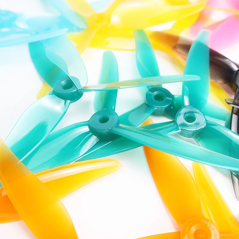 Hélice de drone FPV course installée sur un moteur, montrant les détails de fixation et le matériau durable.