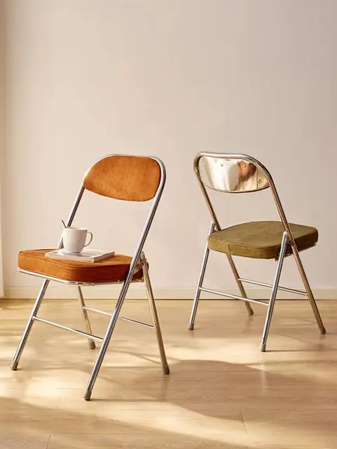 빈티지 매력과 현대적 스타일의 조화를 위한 INS 스타일 침실 메이크업 의자