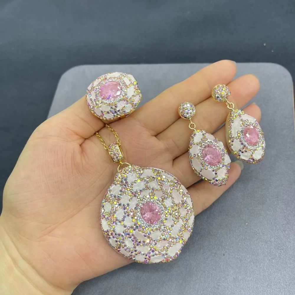 

New pink crystal gravel rhinestone pendant necklace earrings ring ladies suit simple and luxurious exquisite jewelry.