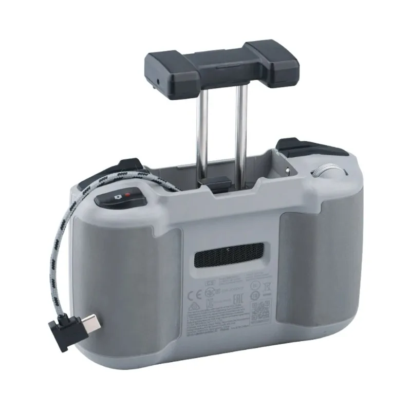 Gros plan sur les trois embouts du câble de transmission pour DJI Mavic Air 2 : Type-C, Micro USB et Lightning