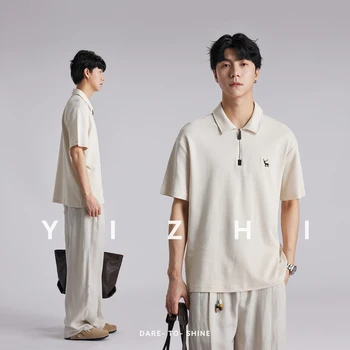 Polo da Uomo Minimalista con Logo Ricamato a Forma di Cervo, Collezione Estate 2026, Vestibilità Ampia, Mezza Zip, Casual, per il Pendolare, Manica Corta