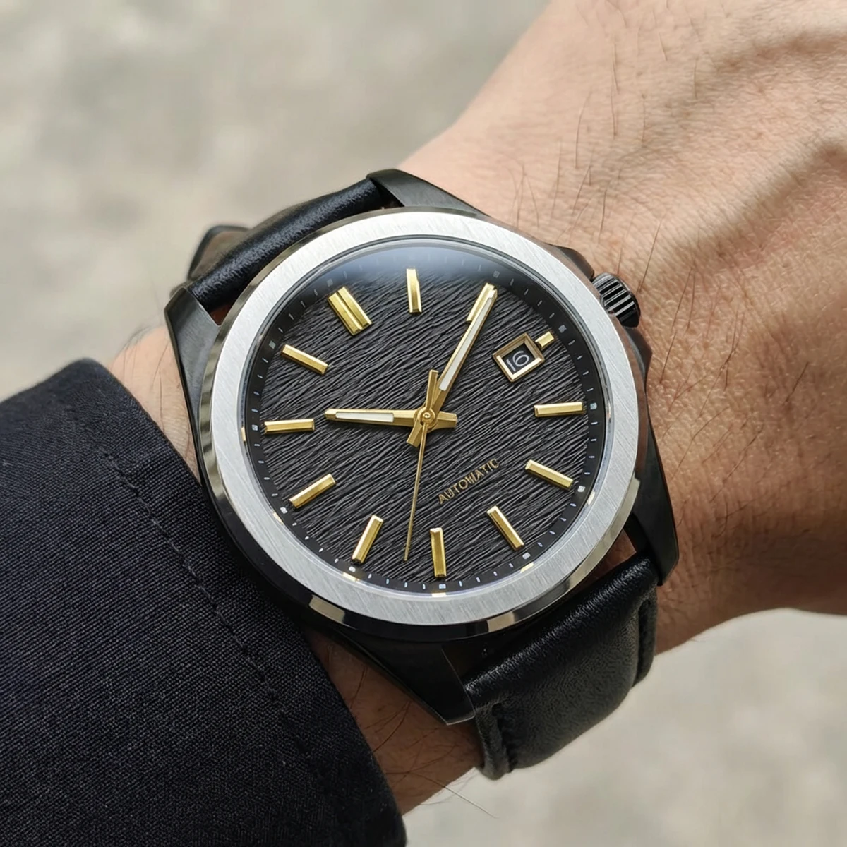 Elegant Transverse Stripe Textured Watch Dial - Grand Collection Edition