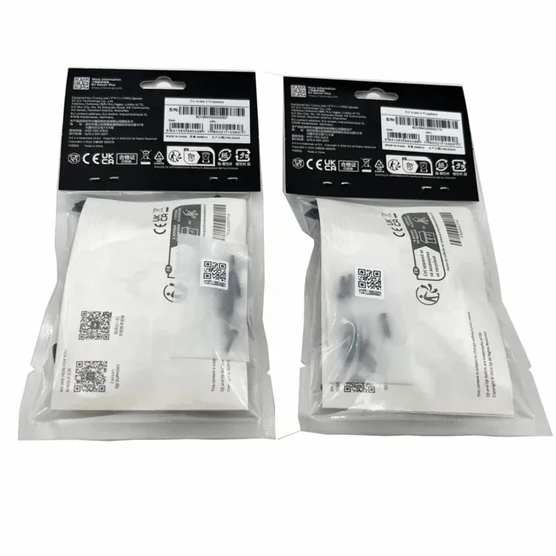 Lot de 4 hélices 3032S pour DJI Avata 2, disposées en éventail sur un plan de travail.