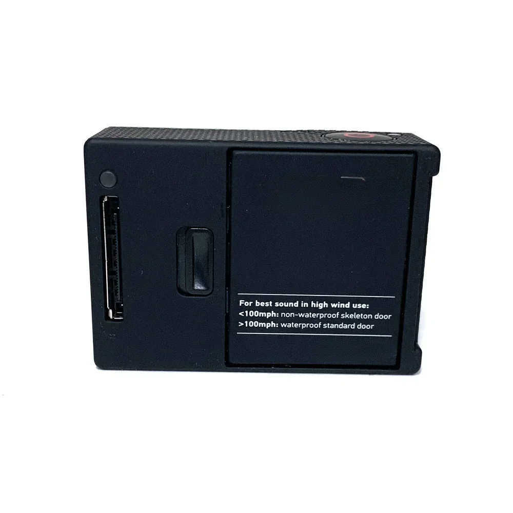 GoPro HERO3+ Noir Édition ouverte montrant le logement de la batterie et carte SD