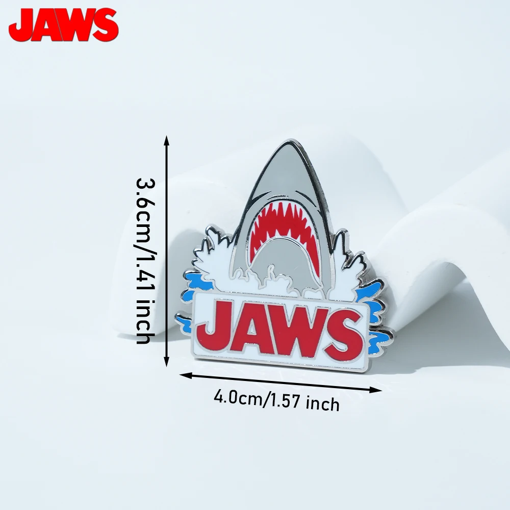 1PC JAWS 공식 라이선스 아연 합금 에나멜 핀 상어 디자인 참신한 장식품 재킷 라펠 핀 애니메이션 백팩 수집품