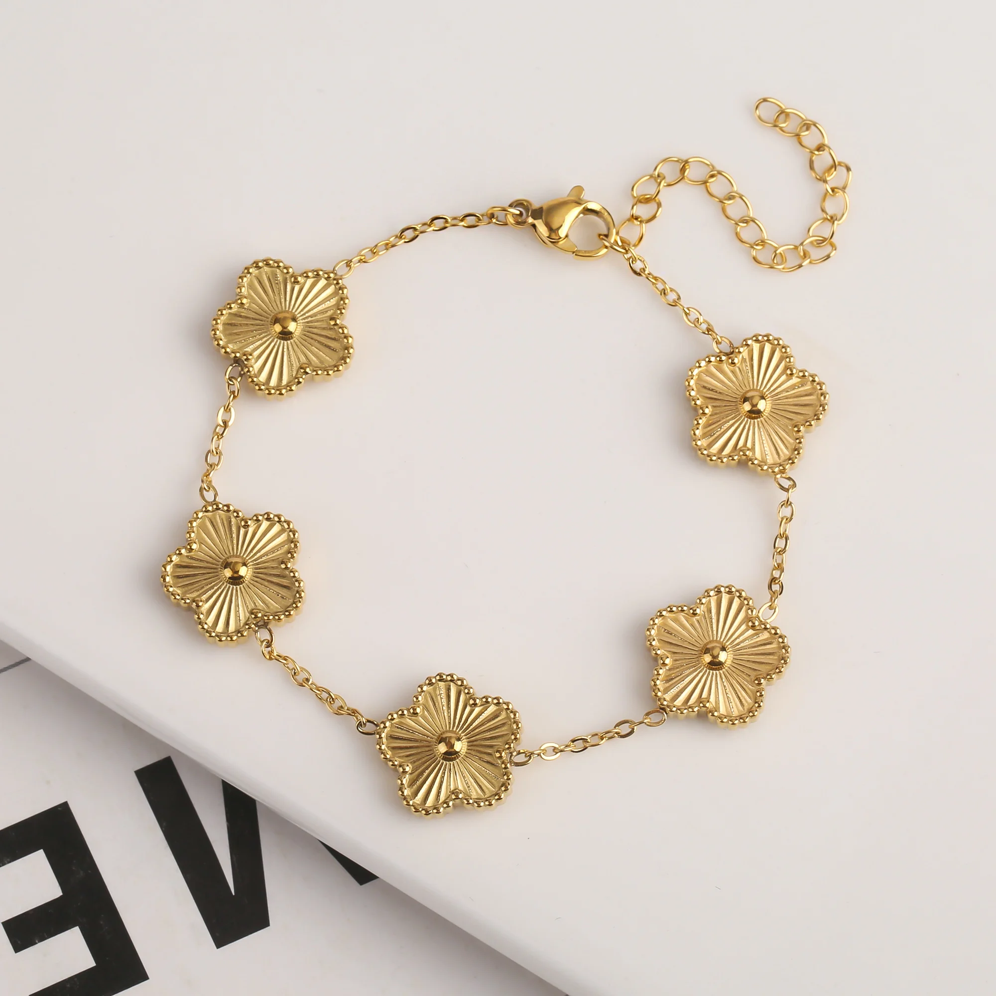 QINPAN Lucky 5 Leaf Clover Jewelry Set For Women – Gold Plated Ring, Bracelet, Earrings & Necklace