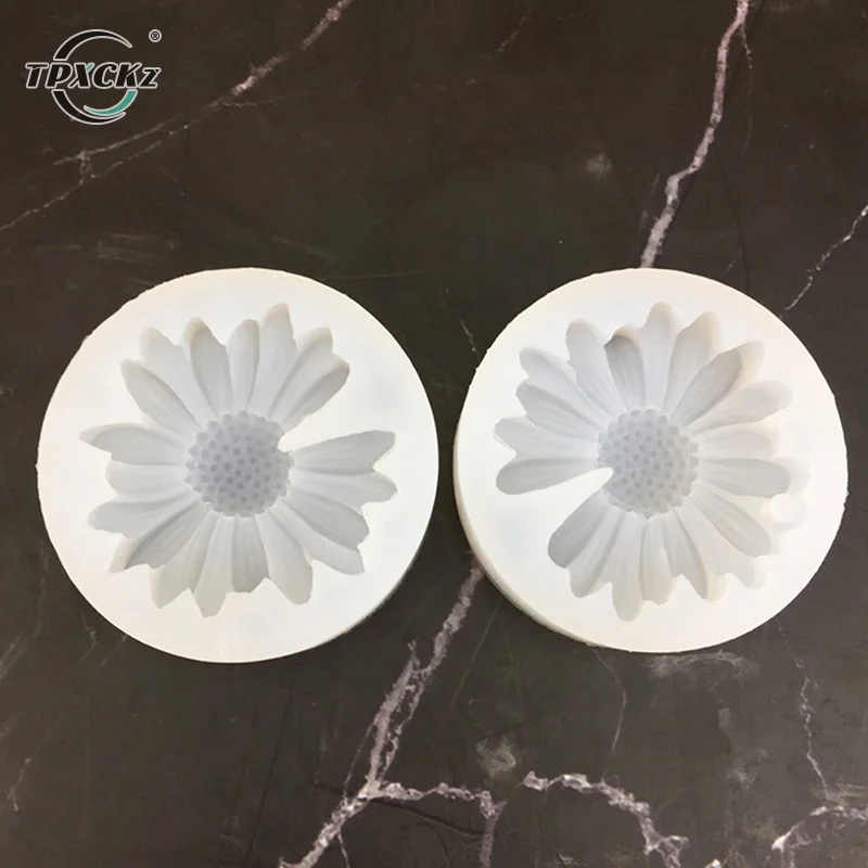 

Mini Daisy Flower Silicone Mold With Hole Car Aromatherapy Epoxy Handmade Soap Candle Mold DIY Decoration Candy Icing Mold