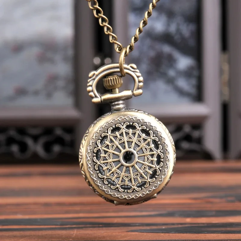 COLLANA CON MEDAGLIONE DI *CIOCCOLATO CON PERLE DI VETRO* SU CATENA