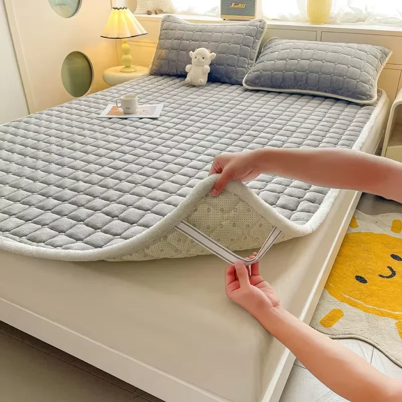 Warm Mattress Topper Quilted Bed Mat Cover Velvet Bed Linen Plaid Mattress Protection Pad матрасы для кровати (No Pillowcase)